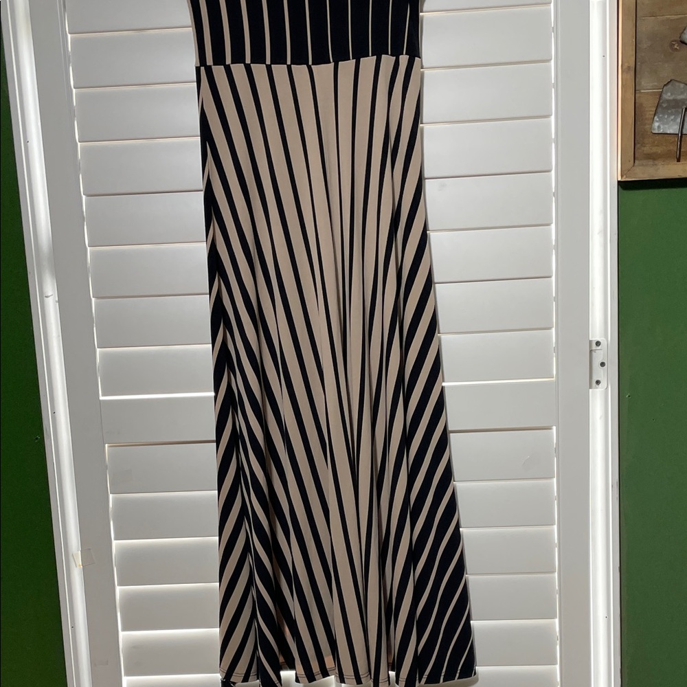 Elegant Black and Cream Striped Skirt - Picture 2 of 5